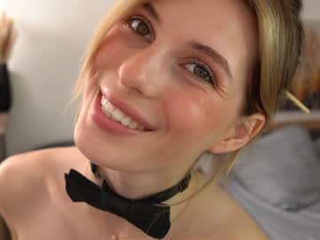 girl
        refined_style cam image #4777477