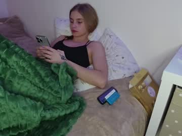 girl
        roxxxie_reid cam image #6449689