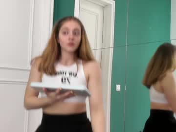 girl
        ericamoore__ cam image #1246573