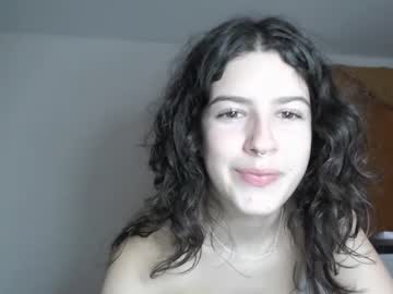 girl
        frenchava cam image #2267469