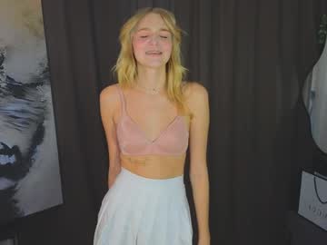 girl
        emilyhewell cam image #5448615