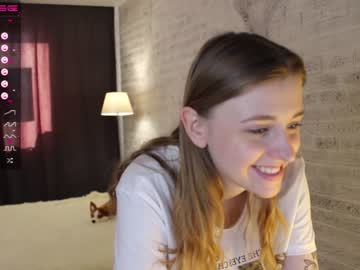 girl
        sophie_burn cam image #1079823