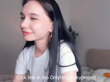girl
        riskyproject cam image #6891612