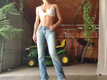 girl
        littlegreekflower cam image #4393030
