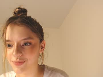 girl
        lesi_moon cam image #2143988