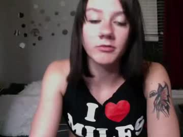 girl
        psychobaby666 cam image #1696230