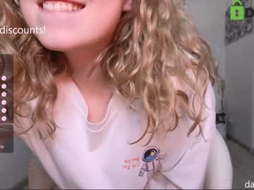 girl
        lottie_shine cam image #3710227