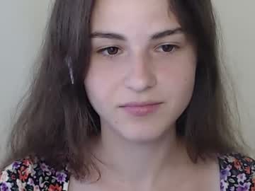girl
        chamomile19 cam image #1990651