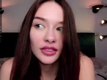 girl
        predatory_eyes cam image #3689923