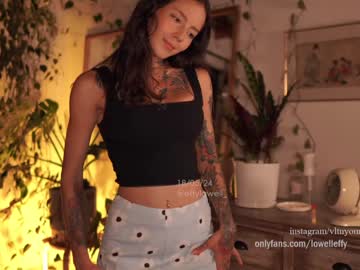 girl
        effylowell_ cam image #4185022