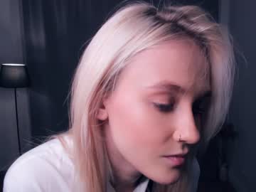 girl
        sellar_moon cam image #2746250