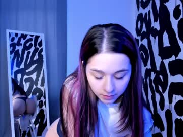girl
        ainamil cam image #1236984