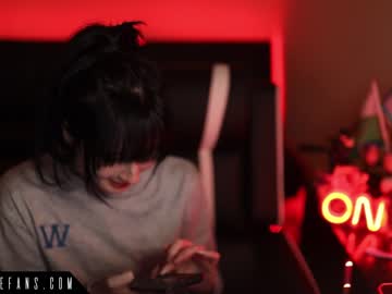 girl
        raven_alternative cam image #3273056