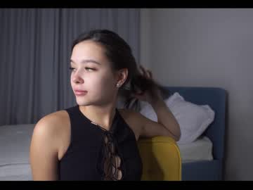 girl
        emilybatee cam image #3658376
