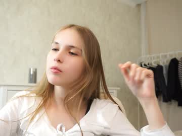 girl
        hildgaillard cam image #6742372