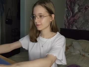 girl
        lowress cam image #6309745