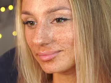 girl
        artease cam image #2430348