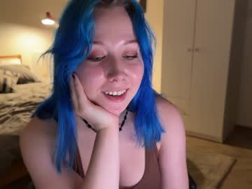 girl
        blue_mooncat cam image #5691640