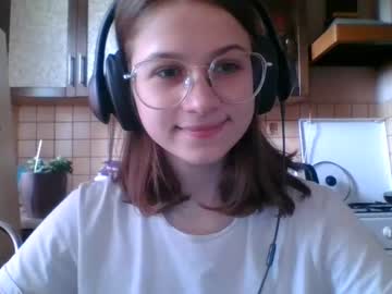 girl
        mekyy_no_neko cam image #1897985