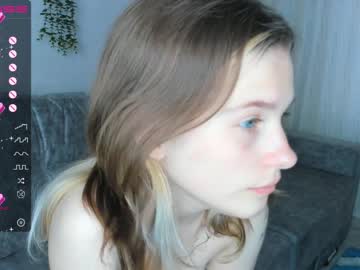 girl
        lynnatlee cam image #4182387