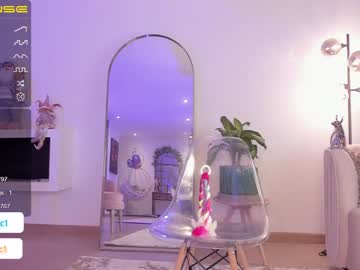 girl
        lau__1 cam image #581680
