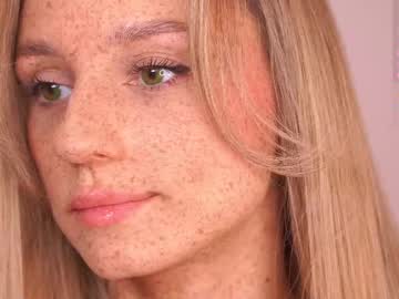 girl
        artease cam image #6401559