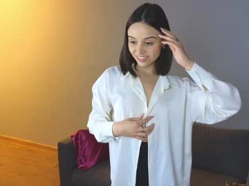 girl
        poppypaws cam image #5899525