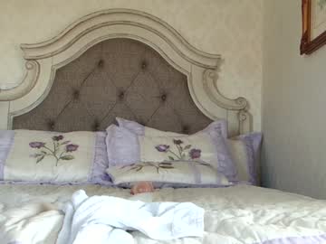 girl
        littlegreekflower cam image #5138346