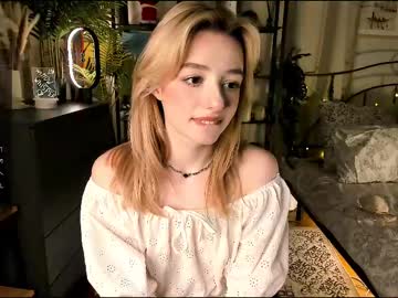 girl
        wi11ow_whisper cam image #6792088