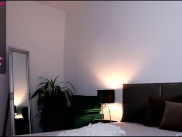 girl
        ginnybabe_ cam image #1761229