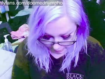 girl
        doomednympho cam image #121752