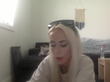 girl
        hellokittycat999 cam image #1127499