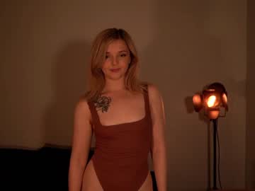 girl
        lucydelovely cam image #2743414
