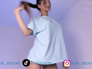 girl
        lesi_moon cam image #3418023