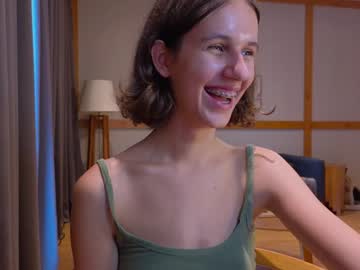girl
        vanessabayer cam image #5143665