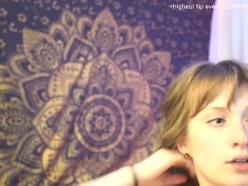 girl
        laylas_universe cam image #4912402