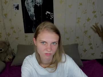 girl
        phoebepaw cam image #4410791