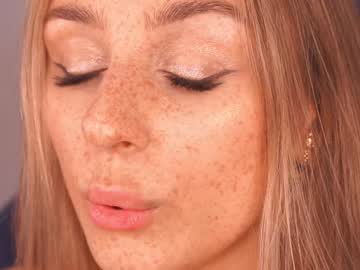girl
        artease cam image #1410421