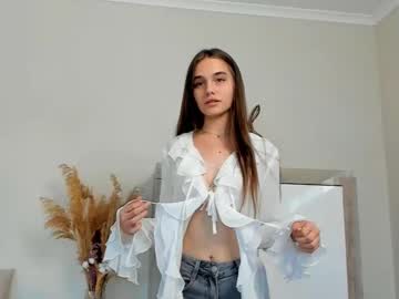 girl
        whitneyfarro cam image #4584406