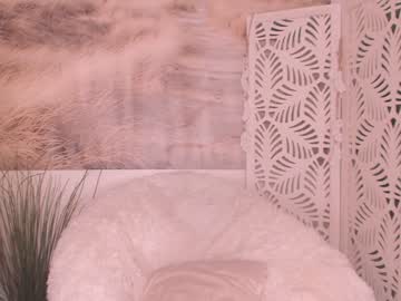 girl
        yourmidnightcoffee cam image #1211990