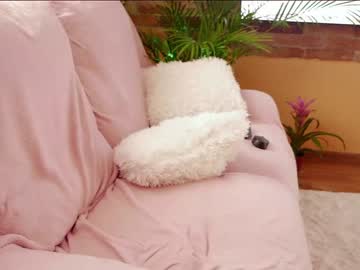girl
        clementine__ cam image #1697062