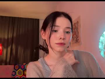 girl
        anntics_ cam image #6382488