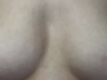 girl
        lauratanguy cam image #5548228