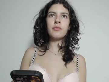 girl
        frenchava cam image #2302207