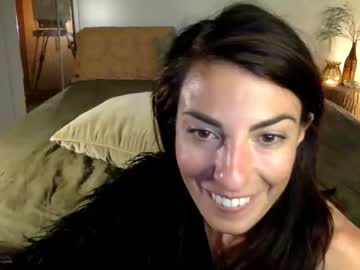 girl
        _milkandhoney_ cam image #1796539