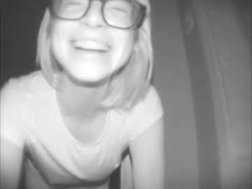 girl
        lizmreow cam image #3753134