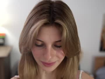 girl
        refined_style cam image #4942581