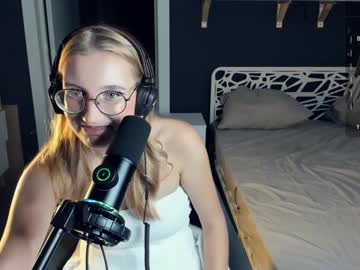 girl
        mind_of_heart cam image #4900641