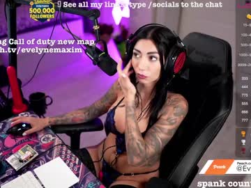 girl
        evelyne92 cam image #895427