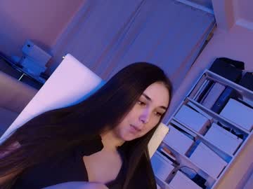 girl
        hollyextra cam image #6643568